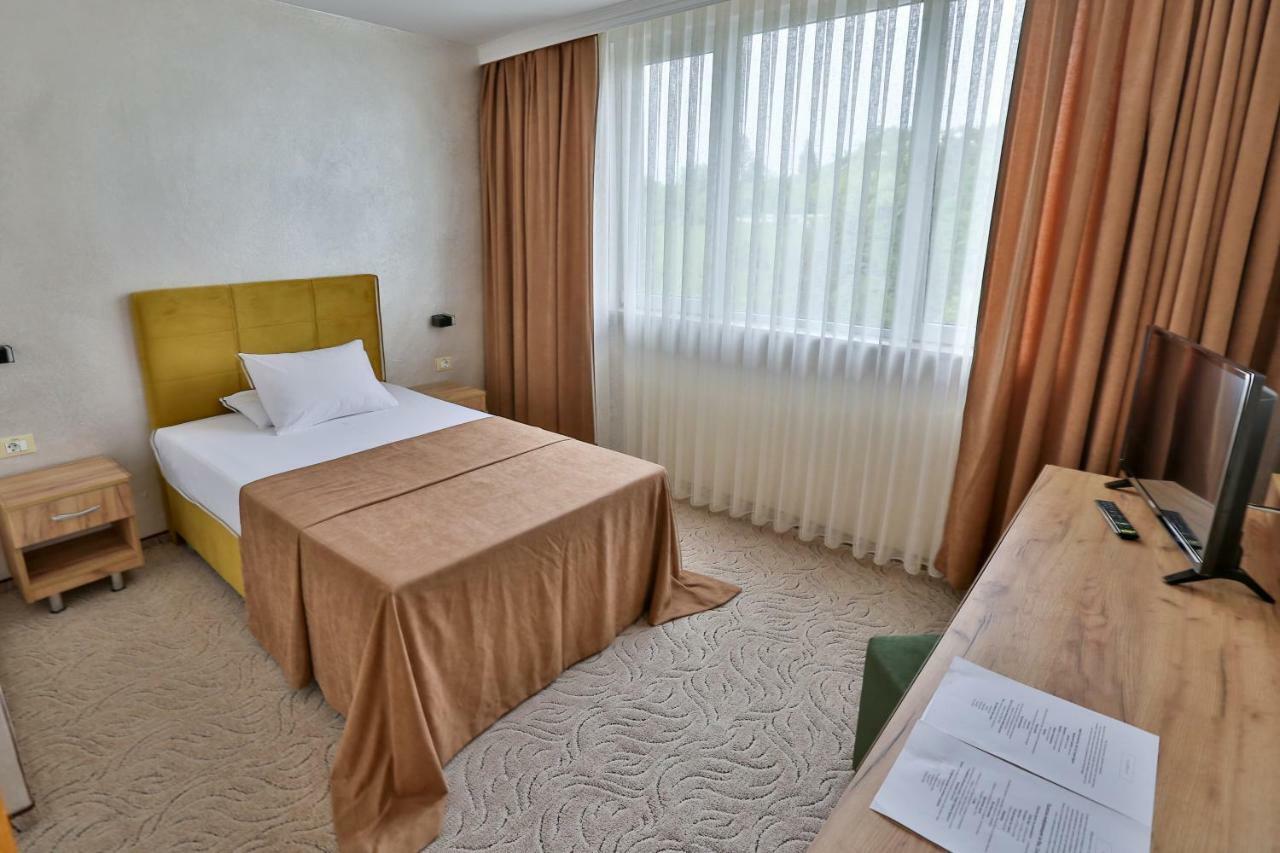 Terra Europe Brontes Hotel Targowischte Exterior foto
